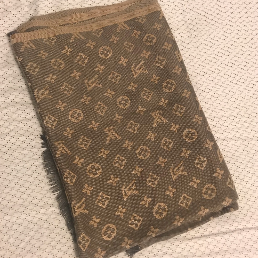 LV SCARF BRANDNEW